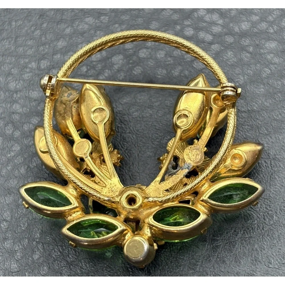 Vintage Green Crystal Rhinestone Gold Tone Flower Wreath Pin Brooch